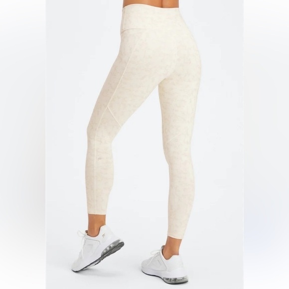 NEW Fabletics Define High Waisted Leggings Soft White Mini Camo Size Small NWT - Picture 1 of 8